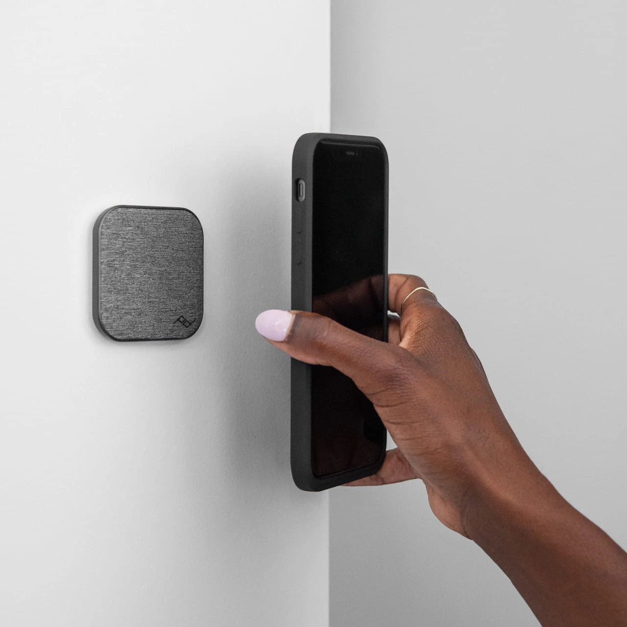 Peak Design Mobile Wall Mount Klebehalterung Für Die Wand - Charcoal (Dunkelgrau) 5 Peak Design Mobile Wall Mount Klebehalterung Für Die Wand - Charcoal (Dunkelgrau) – Bild 3