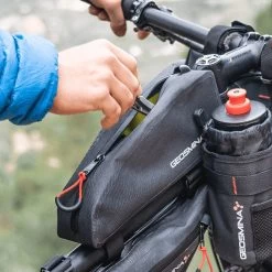 Geosmina Large Top Tube Bag - 1 Liter Oberrohrtasche Mit Klettbefestigung 11 Geosmina Large Top Tube Bag - 1 Liter Oberrohrtasche Mit Klettbefestigung -Fahrradausrüstung 68924592 05NThRjyxc0Tauq 1280x1280