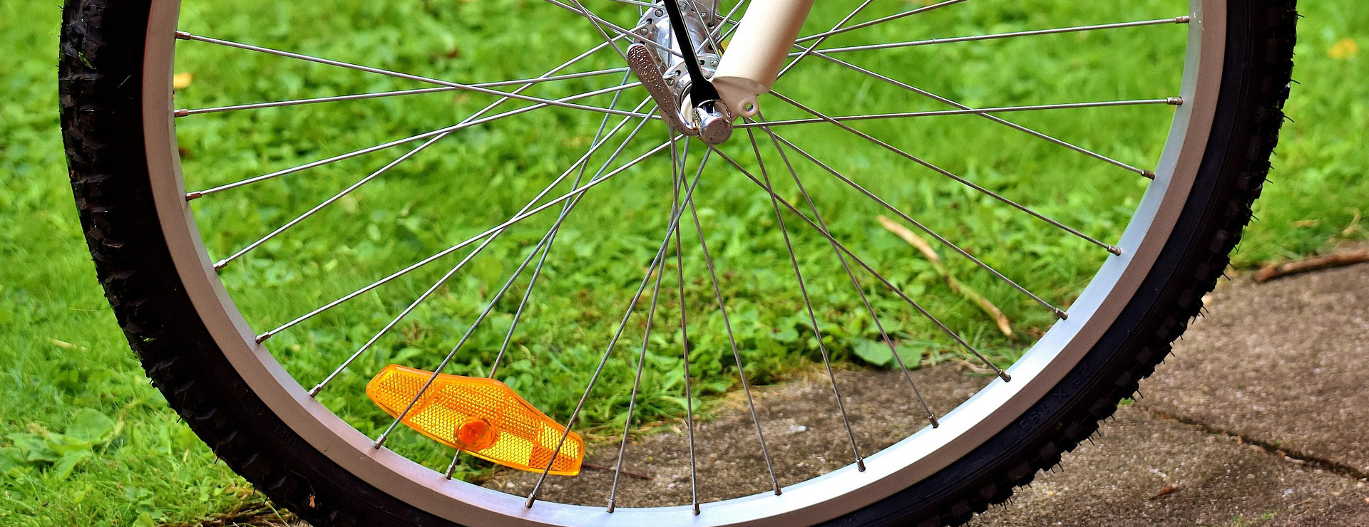 Fahrradausrüstung -Fahrradausrüstung bicycle tires 2293967 1920